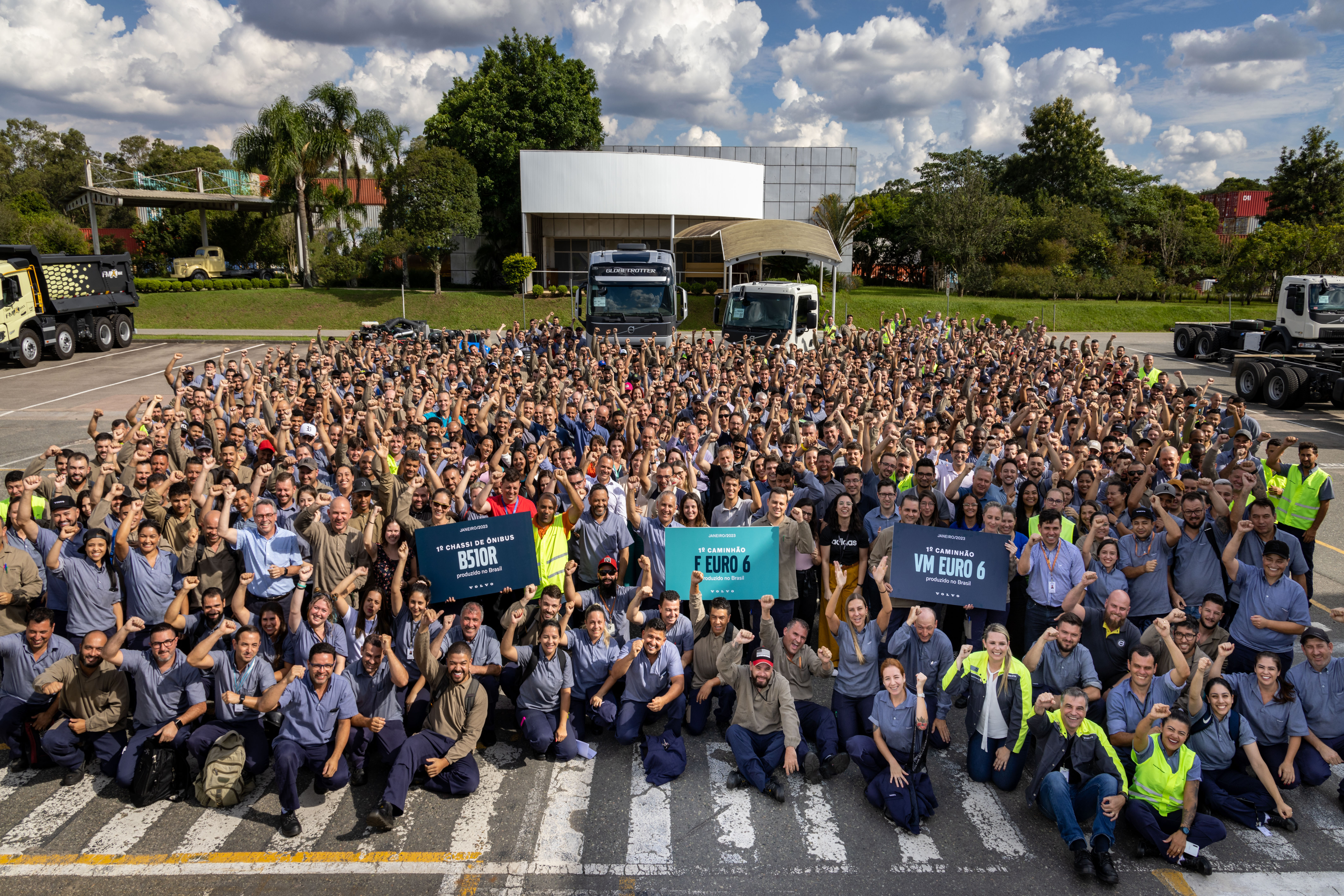 Caminhão articulado da Volvo comemora 50 anos