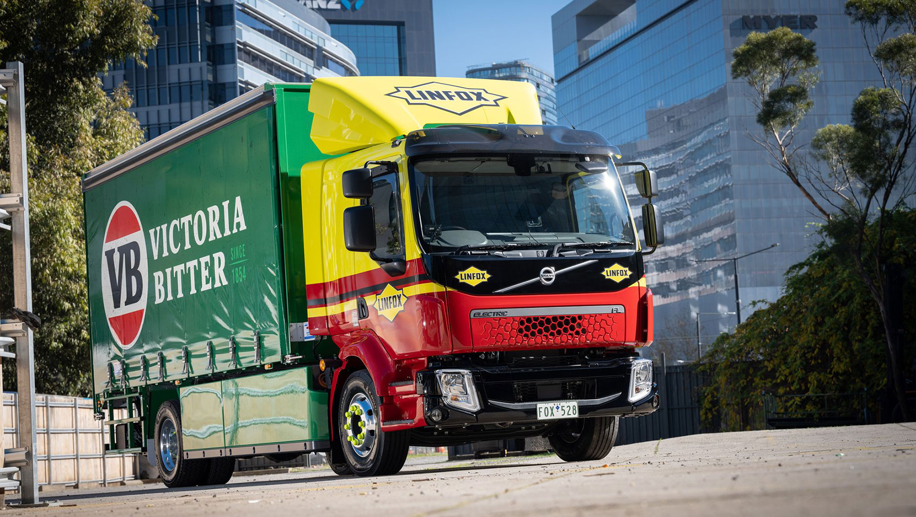 vb-handsover-first-electric-truck-to-linfox-volvo-group